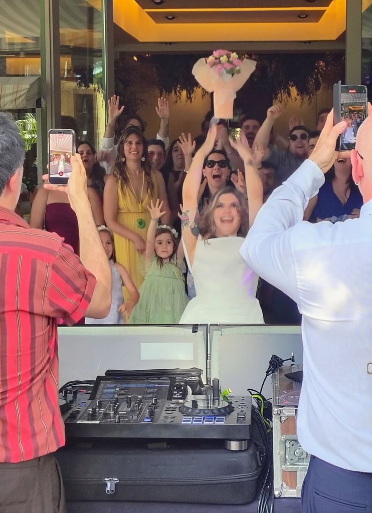 El momento en el que la novia lazó el ramo de flores