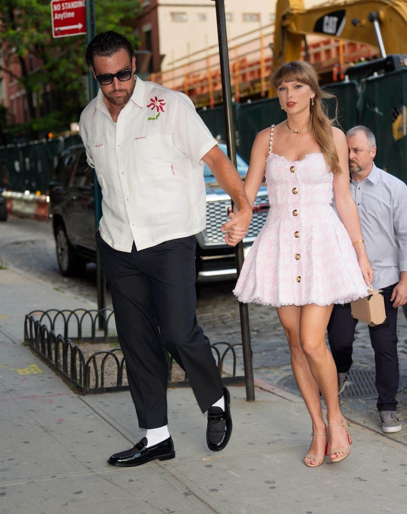 Taylor y Travis en Nueva York en junio 2025. Taylor lleva el mismo collar que en el episodio de "New heights".