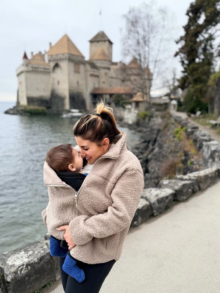 Sofía Rivera Torres en Suiza con su hijo Ferrán.