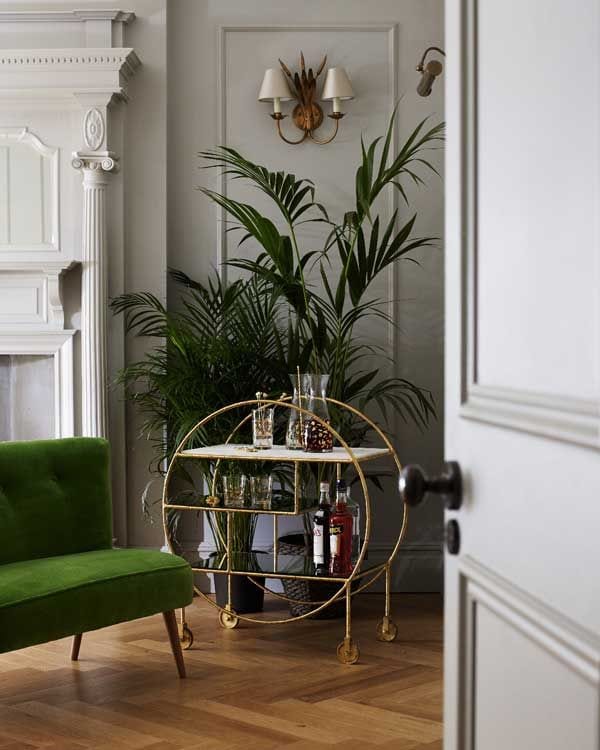 En esta propuesta de Oliver Bonas (oliverbonas.com) se dan cita tres de los 'top' de la temporada: el color verde, las plantas como elemento decorativo y los carritos de bebida con un aire 'retro.
