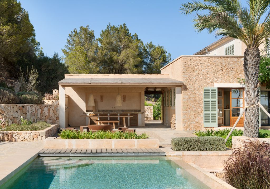 Casa de campo con jardín y piscina