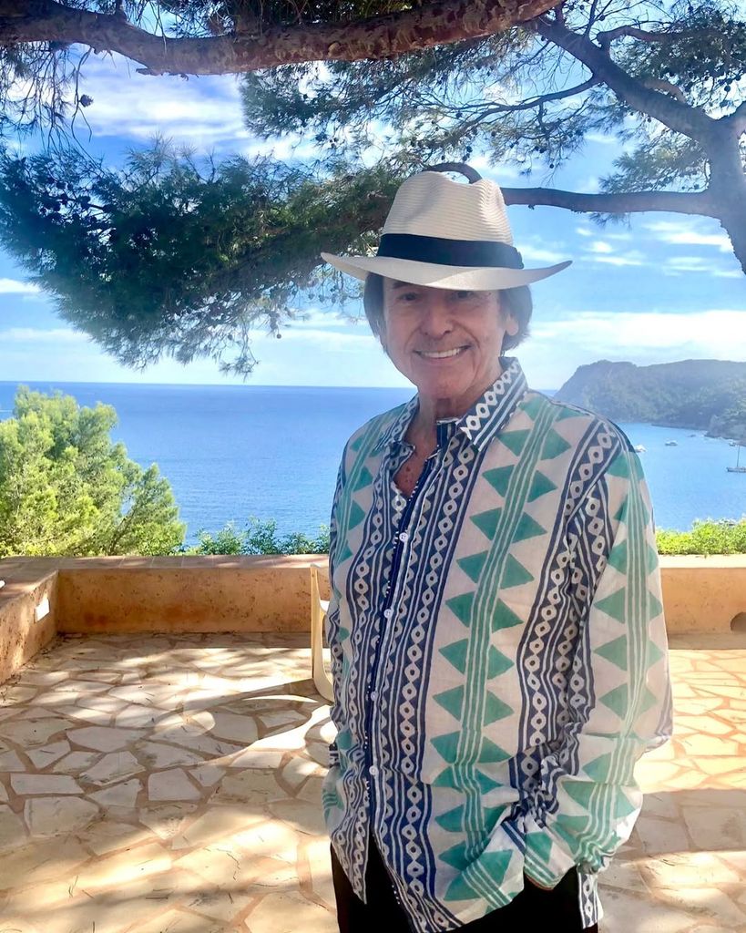 Raphale, relajado en su casa de Ibiza, donde la conexión con la naturaleza es el eje central