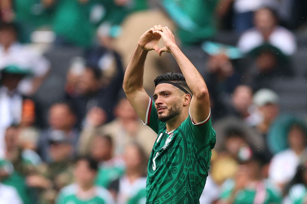 Raul Jiménez celebra tras anotar el segundo gol de México en el juego contra Sudáfrica en la inauguración del Mundial 2026.