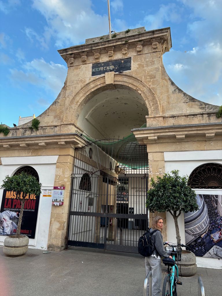 El Mercado de Cádiz tiene los mejores puestos para comprar todo tipo de productos frescos y varias paradas gastronómicas.