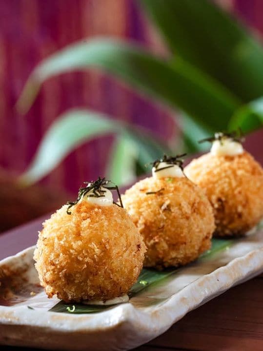 Croquetas de bacalao negro, una de las propuestas de Zuma Ibiza