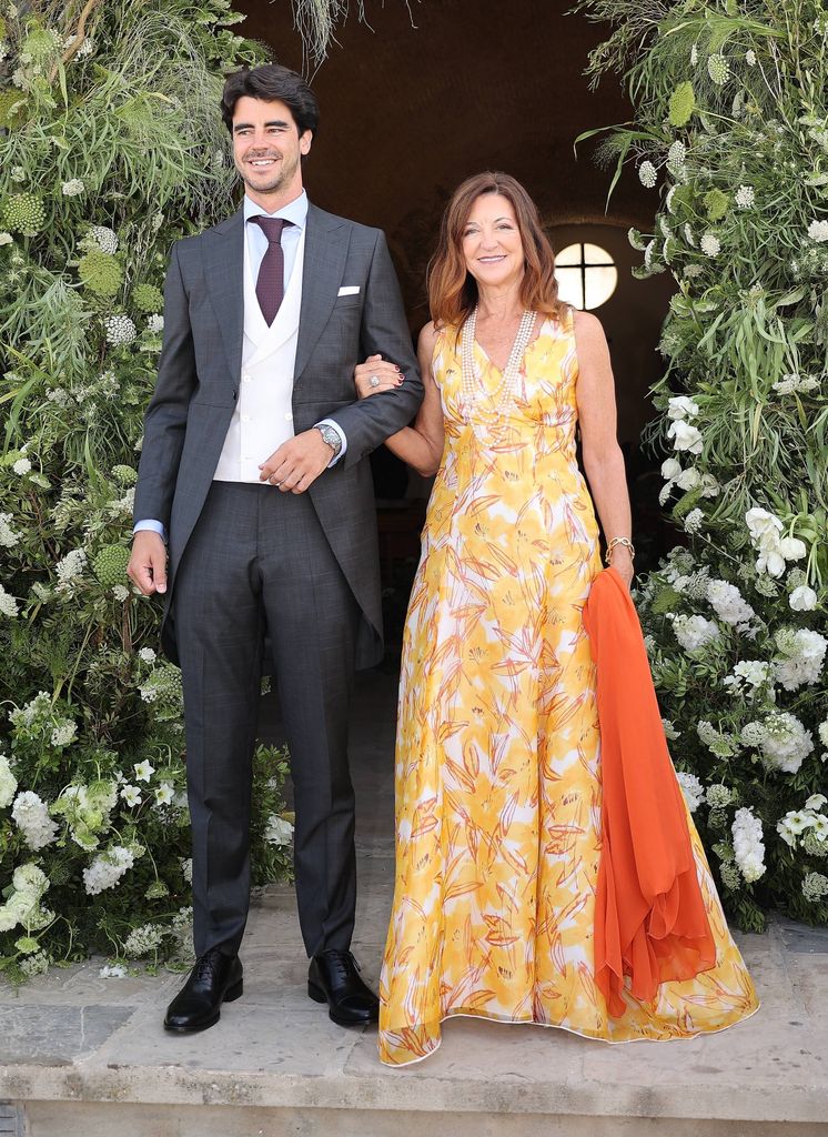 El novio, Vicente Benítez, con su madre y madrina