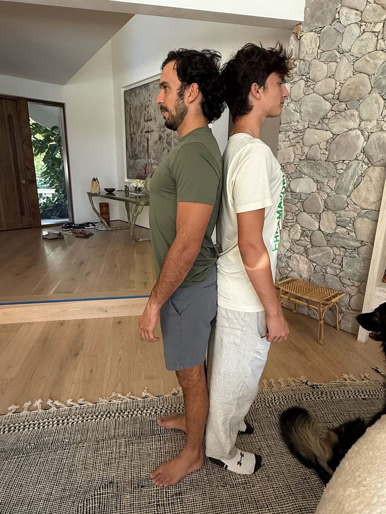 En esta foto, Gisele Bündchen retrató a su pareja, conviviendo con su hijo Benjamin, fruto de su relación con su ex Tom Brady.