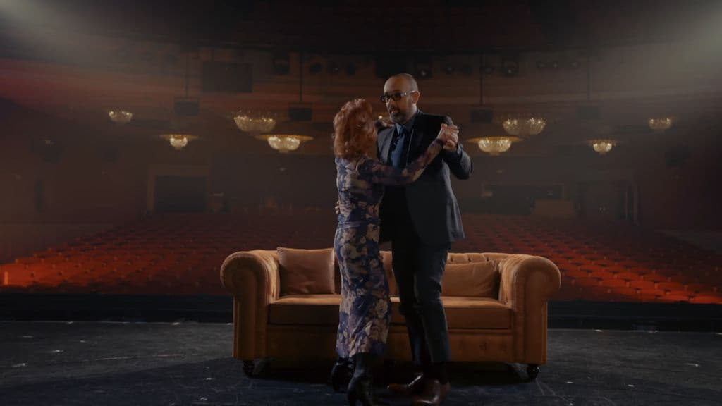 Paloma San Basilio se levanta a bailar con Risto Mejide tras improvisar una canción creada por inteligencia artificial