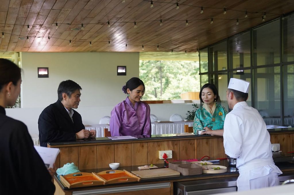 Akiko de Japón y Jetsum Pema durante un taller de "wagashi"