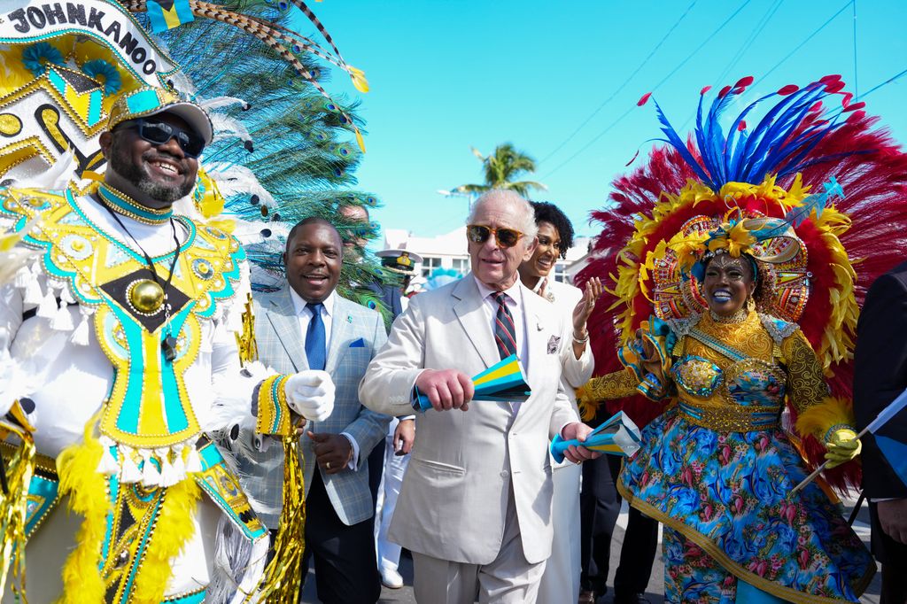 El rey Carlos III de Gran Bretaña se une al desfile de Junkanoo en Parliament Square en Nasáu (Bahamas), en el marco de su gira de otoño por el Caribe