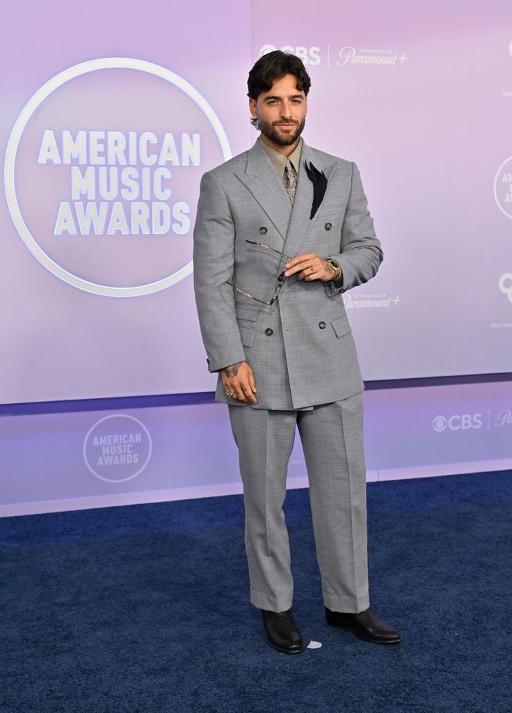 Maluma lució muy guapo con un elegante traje gris.
