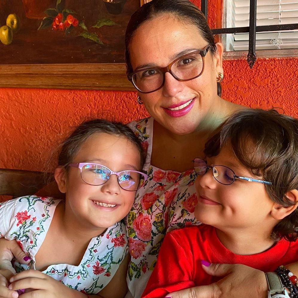 Angélica Vale y sus hijos