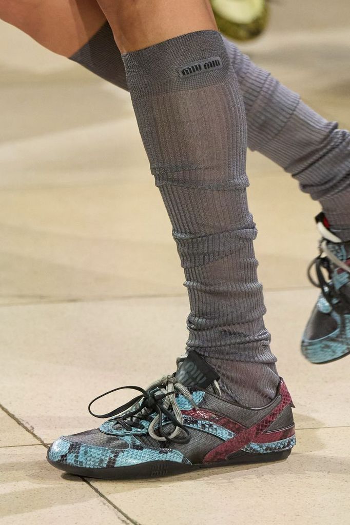Zapatillas en el desfile de Miu Miu