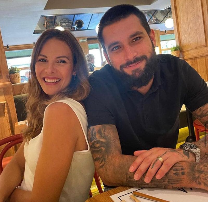Jessica Bueno posa junto a Jota Peleteiro 