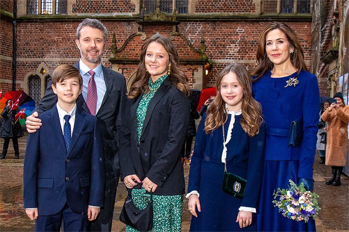 Federico y Mary  de Dinamarca con sus hijos