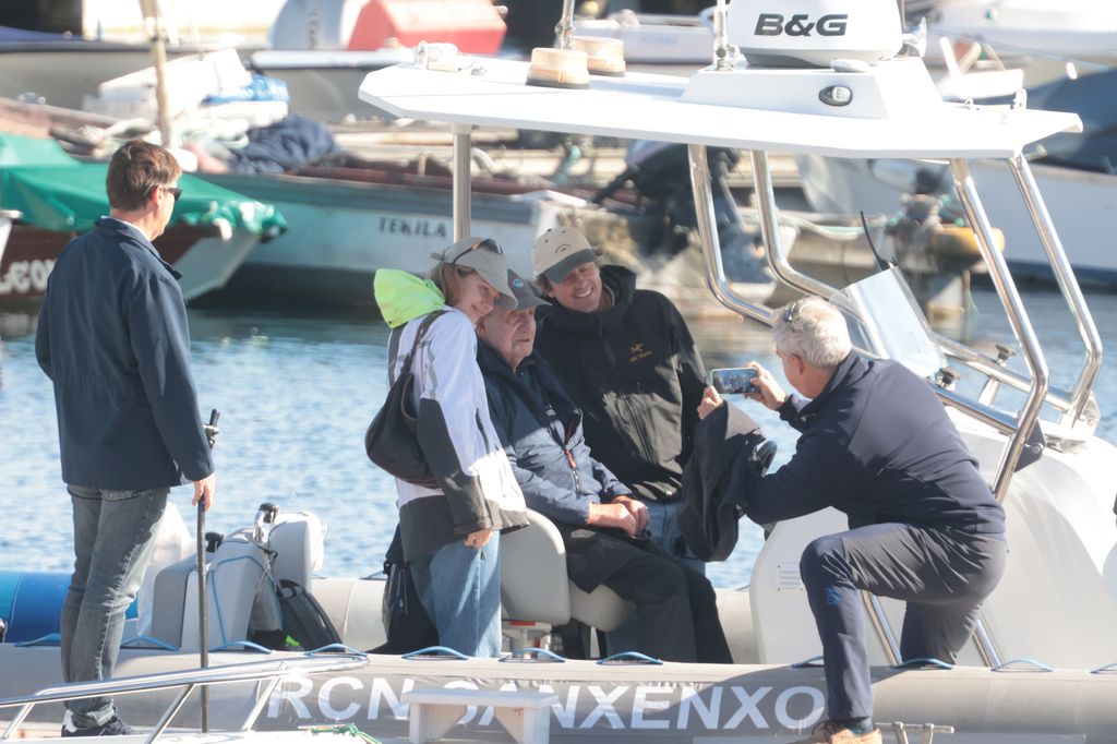 El rey Juan Carlos con Irene Urdangarín y Fernando Echevarría en el puerto, a 17 de octubre de 2026, en Sanxenxo