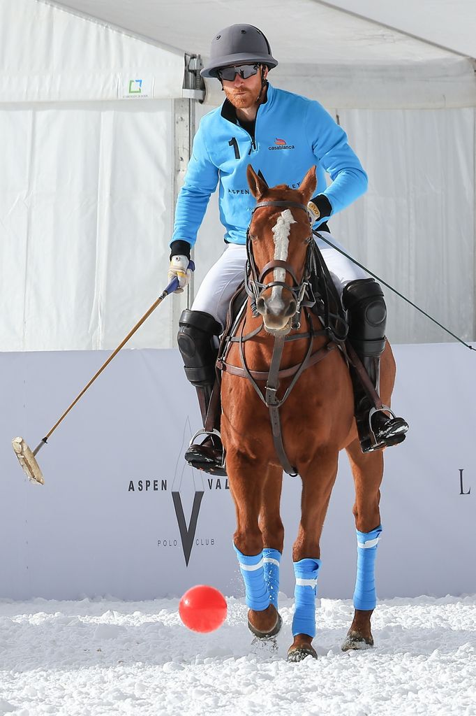 La presencia del príncipe Harry en Aspen ha pillado a todos por sorpresa, ya que su nombre no se confirmó en el cartel hasta el final, aunque ya había estado en este mismo torneo en el año 2021