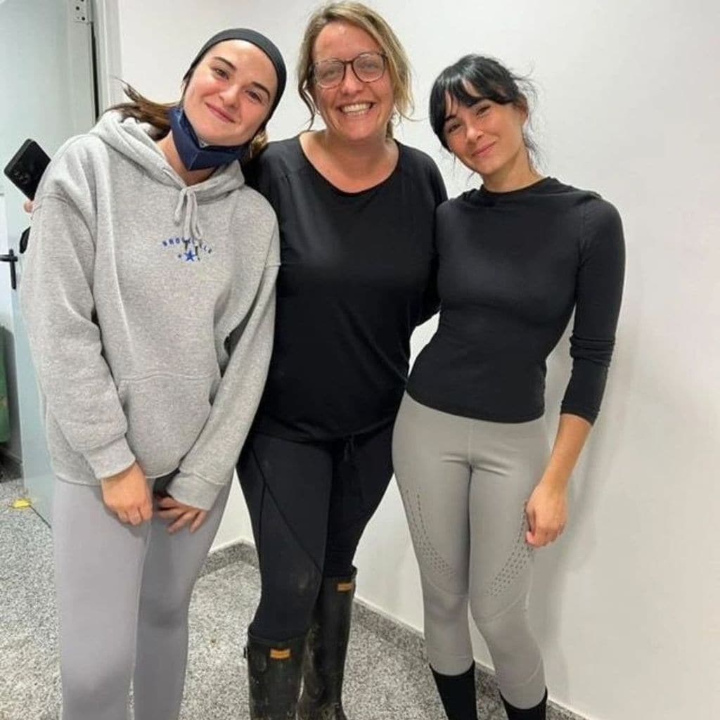 Plano medio de Aitana posando con otras voluntarias de la DANA