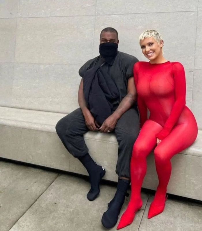 La pareja luciendo sus estilismos imposibles