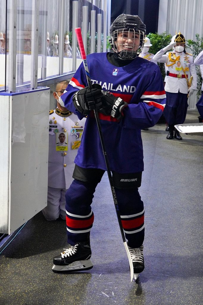 La reina Suthida jugando a Hockey en 2023
