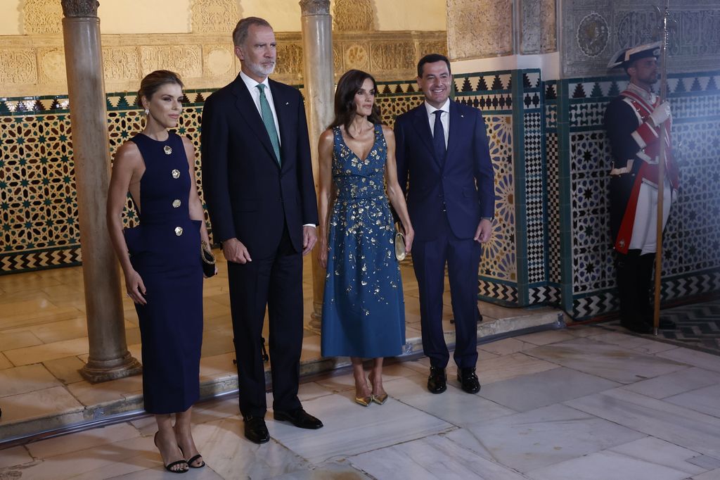 SEVILLA, 29/06/2025.- El rey Felipe VI, la reina Letizia, junto al presidente de la Junta de Andalucí­a, Juanma Moreno (d), y su esposa Manuela Villena López
