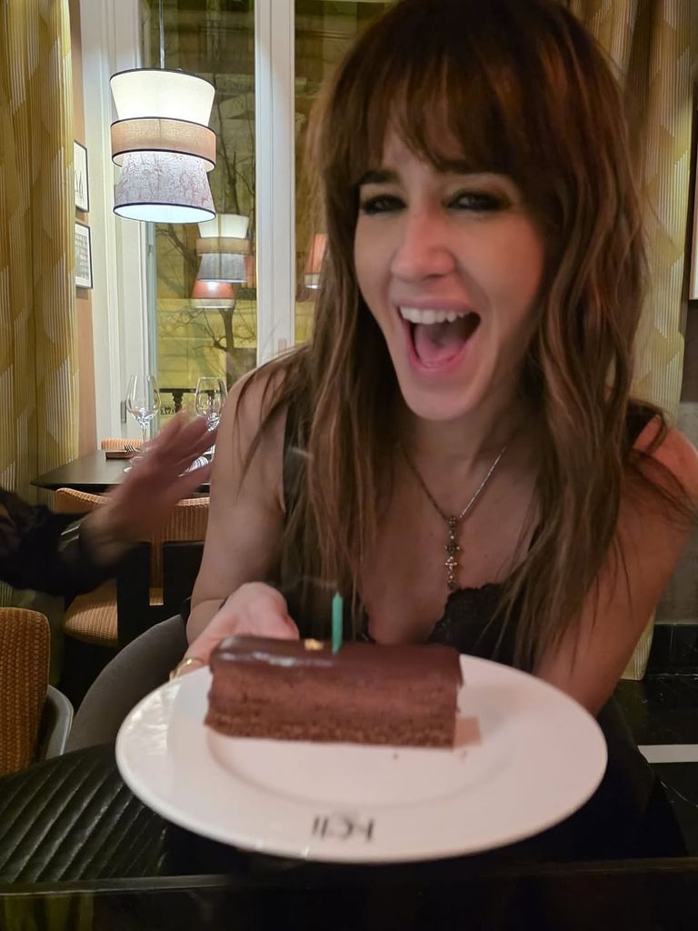 La homenajeada, así de divertida con su trozo de tarta