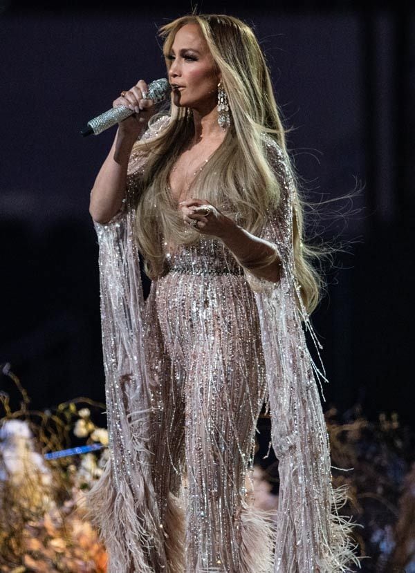 Jennifer Lopez con look de concierto