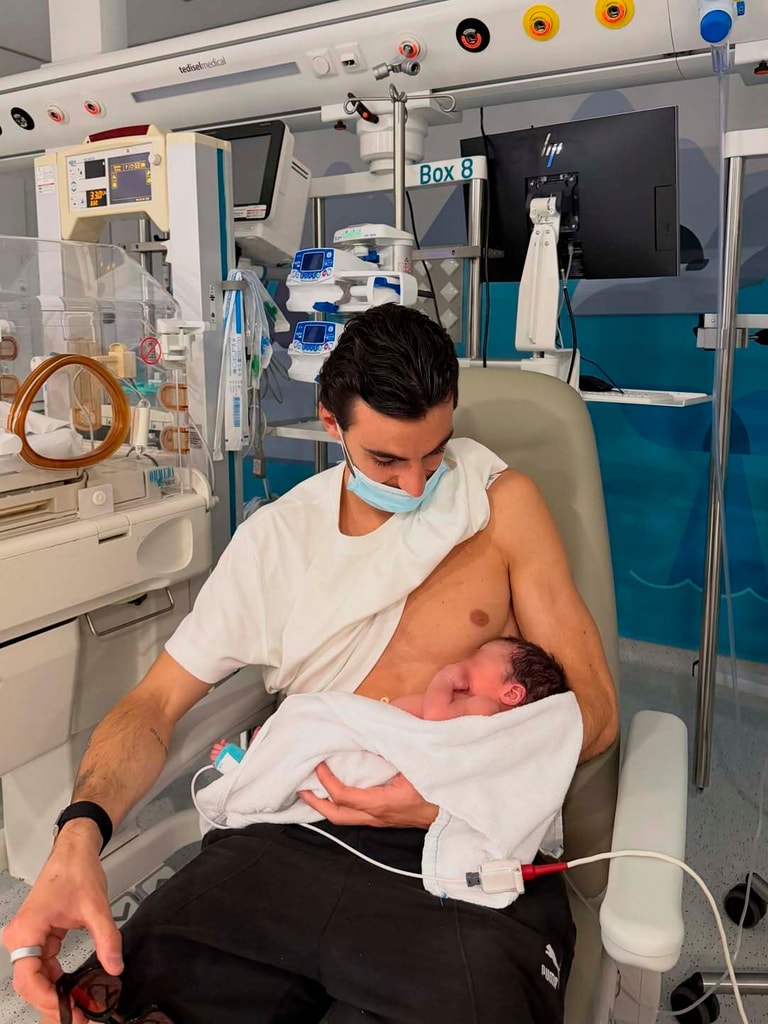 El papá haciendo el piel con piel con uno de sus hijos