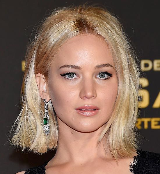 Jennifer Lawrence eligió un beauty look de inspiración retro para su última parada promocional en Madrid. Rostro desnudo y especial protagonismo de la mirada: eyeliner negro de inspiración cat eye, blanco en la línea interna de las pestañas inferiores y, en los párpados, sombras en dos tonos (mate para marcar el arco y perlada para aportar luz).

