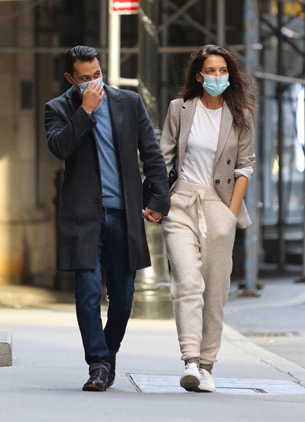Katie Holmes con pantalones de Mango