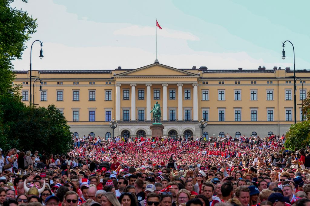 Más de 90.000 aficionados esperan en el Palacio Real de Oslo