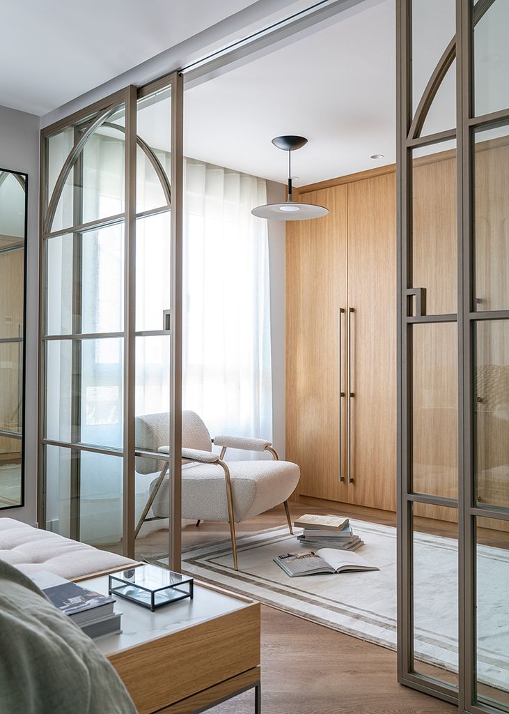 Vestidor separado del dormitorio con cerramiento de cristal. 