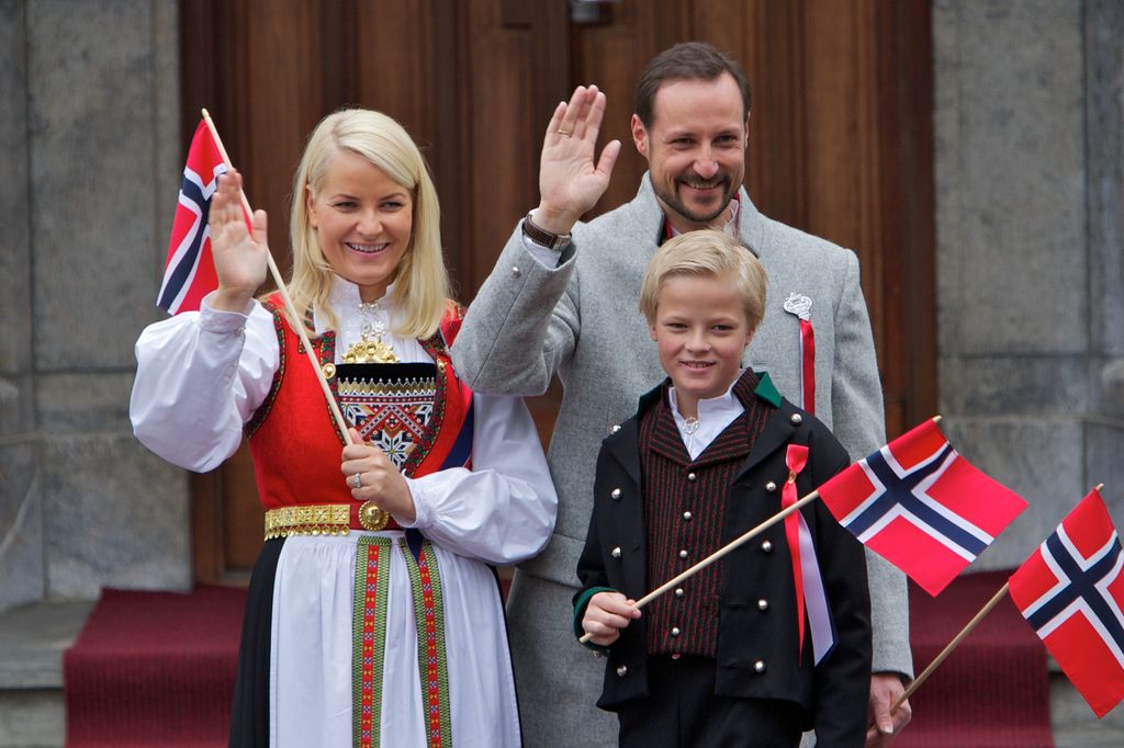 La princesa Mette-Marit y el príncipe Haakon con Marius Borg Hoiby en una fotografía capturada el 17 de mayo de 2010.