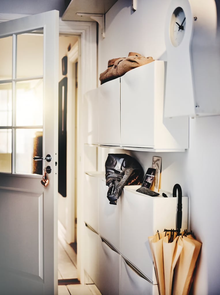 Pasillo con zapateros suspendidos