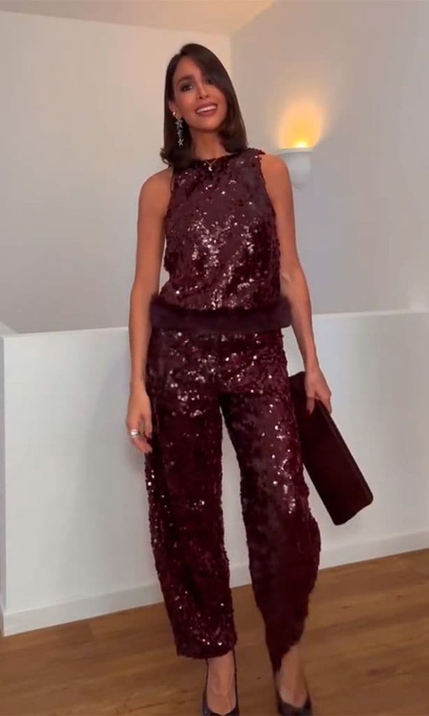 Rocío Osorno con conjunto de lentejuelas en color vino, de Zara