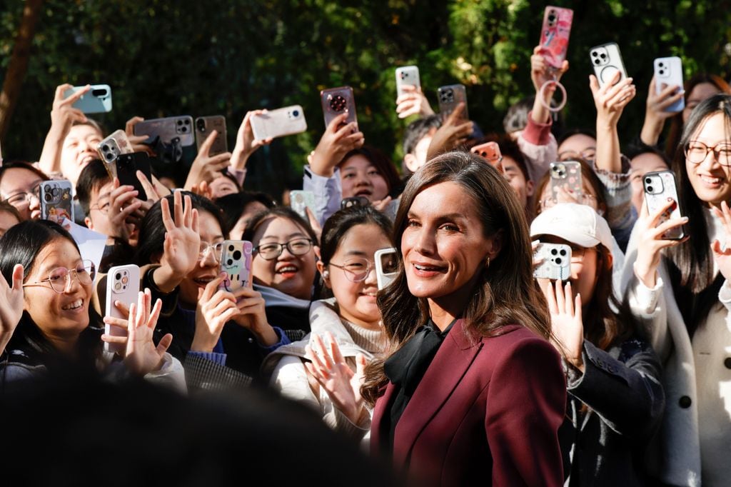 LA REINA LETIZIA SE DA UN BAÑO DE MASAS DURANTE SU VISITA A LA UNIVERSIDAD DE PEKÍN