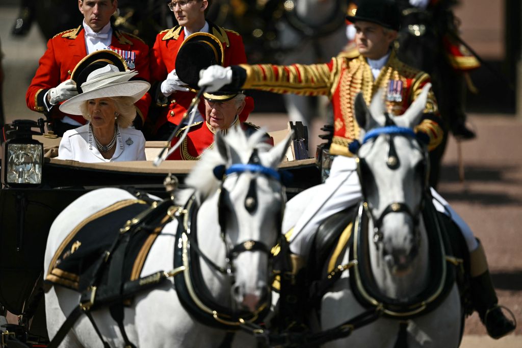 Los reyes Carlos y Camilla en el Troopint the Colour 2025
