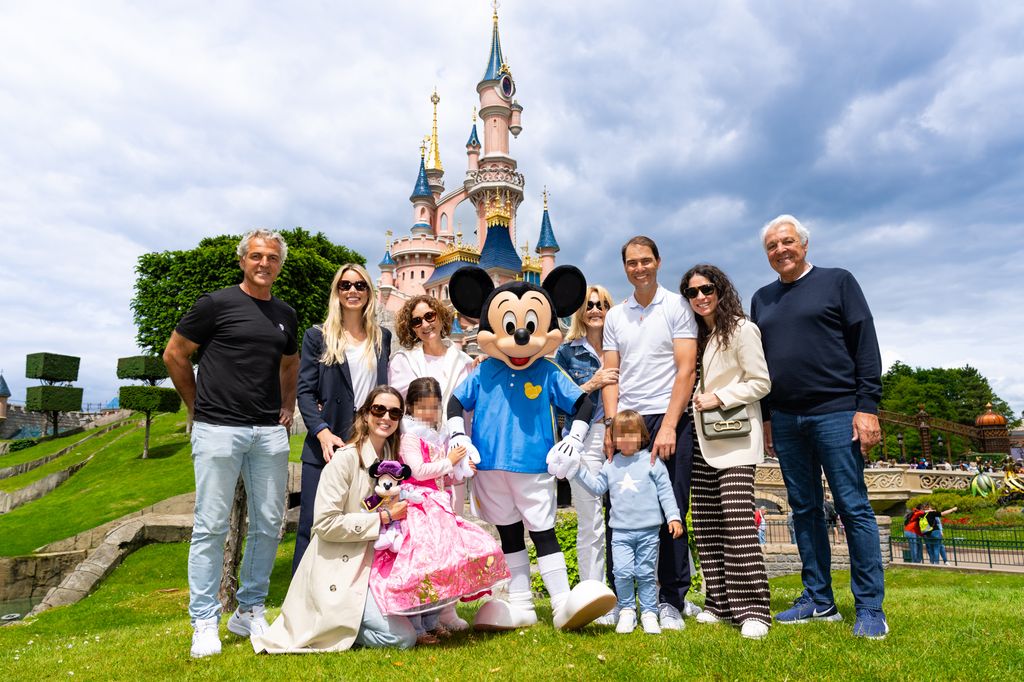 Rafa Nadal y Mery Perelló en Disneyland Paris antes de ser papás con toda la familia