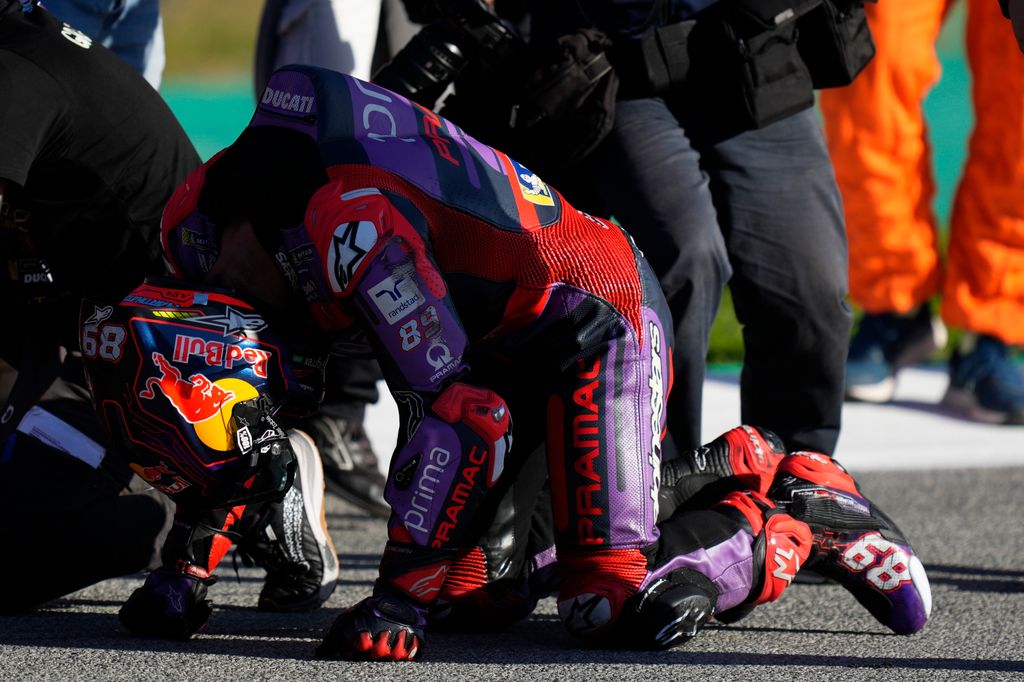 Plano medio de Jorge Martín emocionado tras su victoria en el Grand Prix de Barcelona