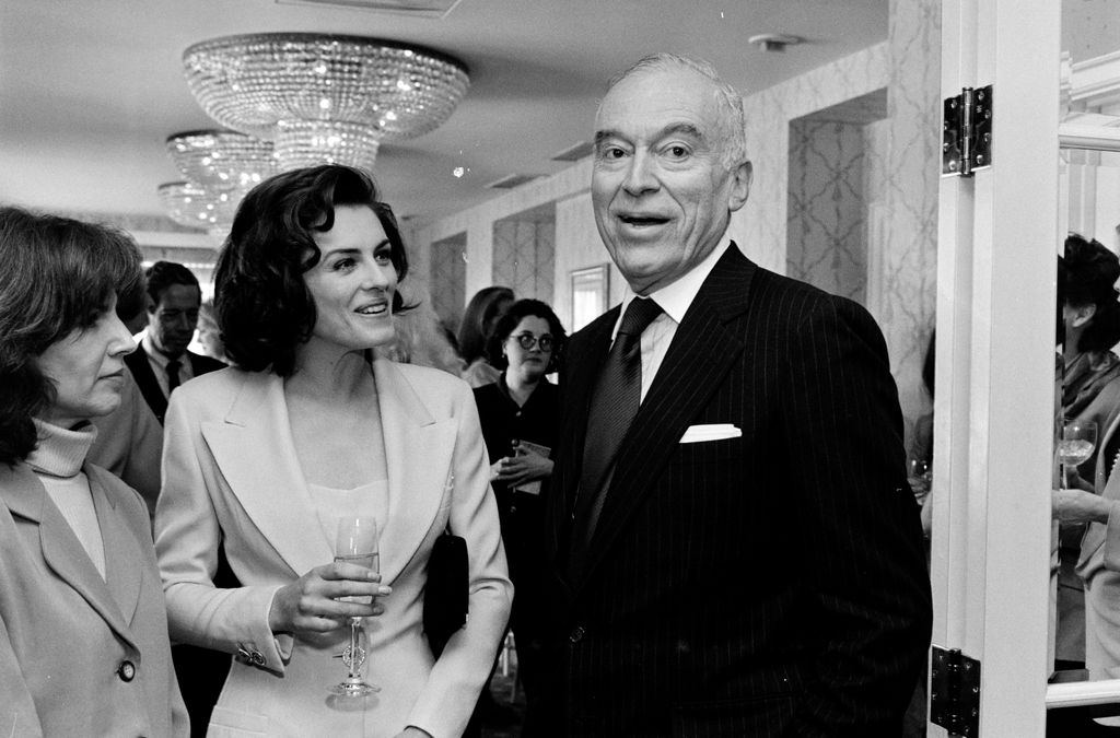 Elizabeth Hurley y Leonard Lauder en un evento en Nueva York el 9 de marzo de 1995.