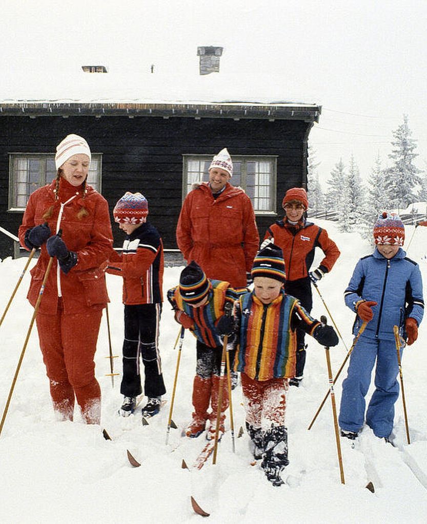 De vacaciones de esquí en Noruega en 1979. El entonces príncipe heredero Federico, la reina Margarita y el príncipe Joaquín, junto con el entonces príncipe heredero Harald, la princesa heredera Sonia, la princesa Marta Luisa y el príncipe Haakon