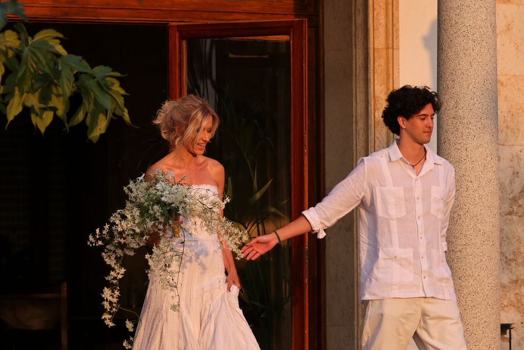 Susanna Griso entrando junto a su hijo