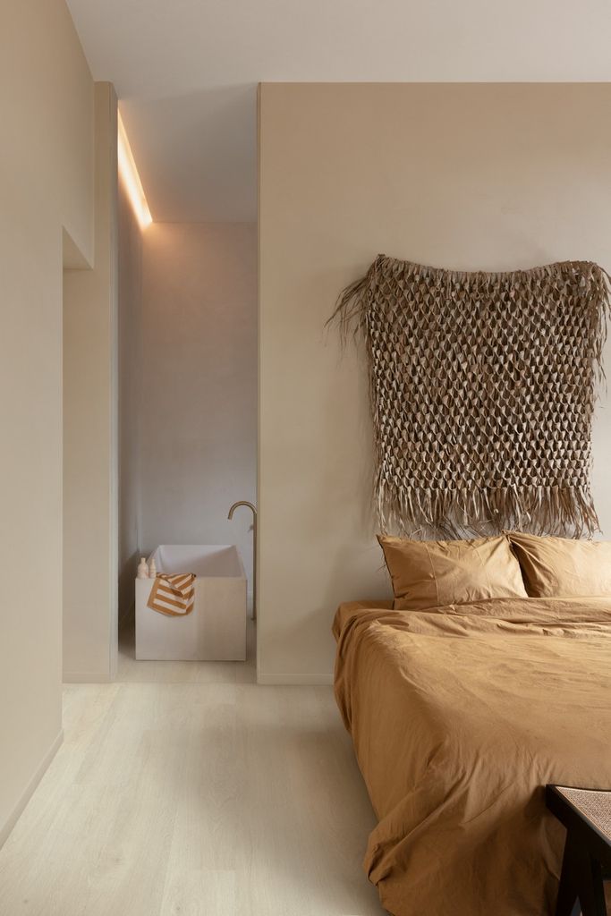 Dormitorio en tonos arena