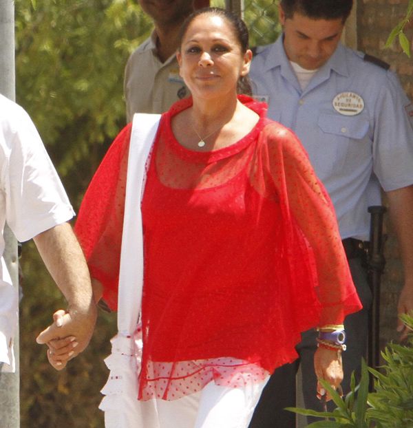 Muy sonriente y de la mano de su hermano Agustín, Isabel Pantoja abandonaba el pasao 1 de junio la cárcel de Alcalá de Guadaíra para disfrutar de su primer permiso penitenciario
