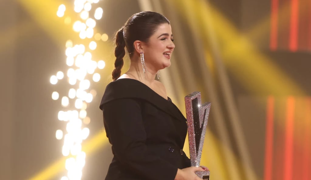 Bajo el dorado que corona a los campeones, la joven gallega abraza su trofeo