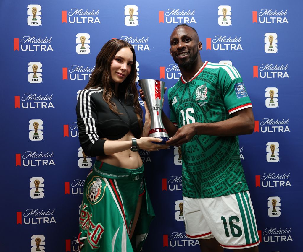 Julián Quiñones recibió el premio a Jugador Más Valioso (MVP) de manos de Belinda.