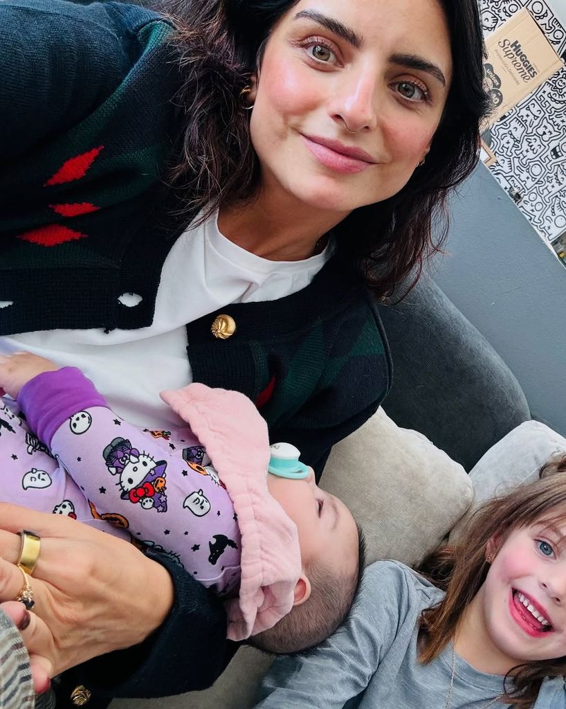 En su podcast, Aislinn Derbez aseguró que es muy buena niñera para sus sobrinos