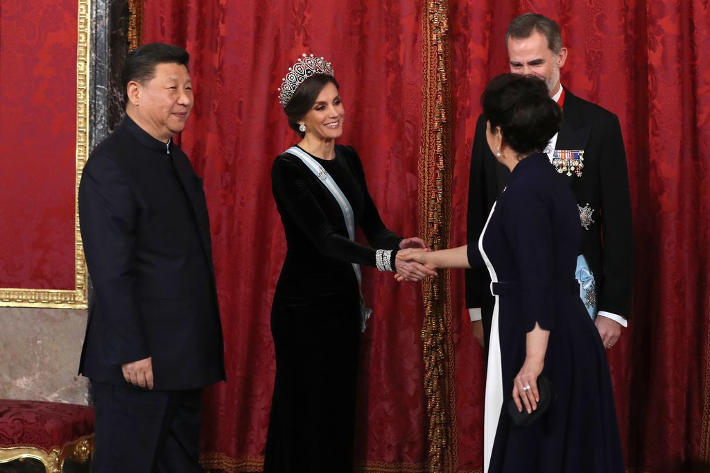 Los reyes Felipe y Letizia con el presidente de China, Xi Jinping, en el Palacio Real de Madrid  con la primera dama Peng Liyuan