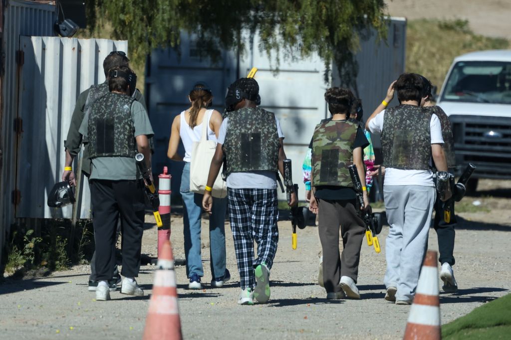 Ben y Jennifer con su hijo Samuel y un grupo de amigos en el paintball