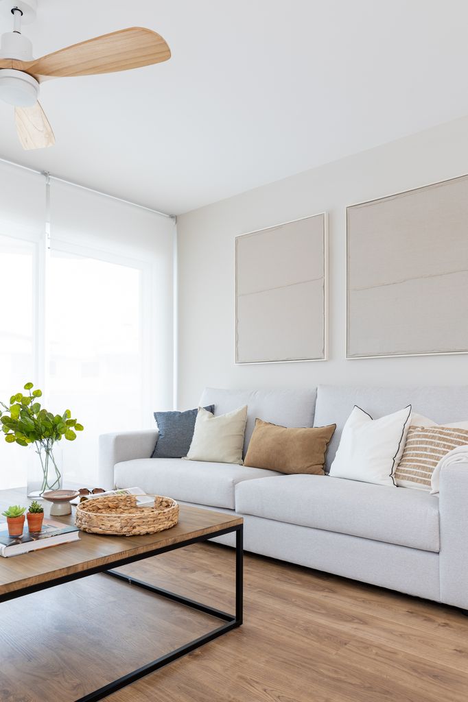 Salón luminoso en tonos blancos. 